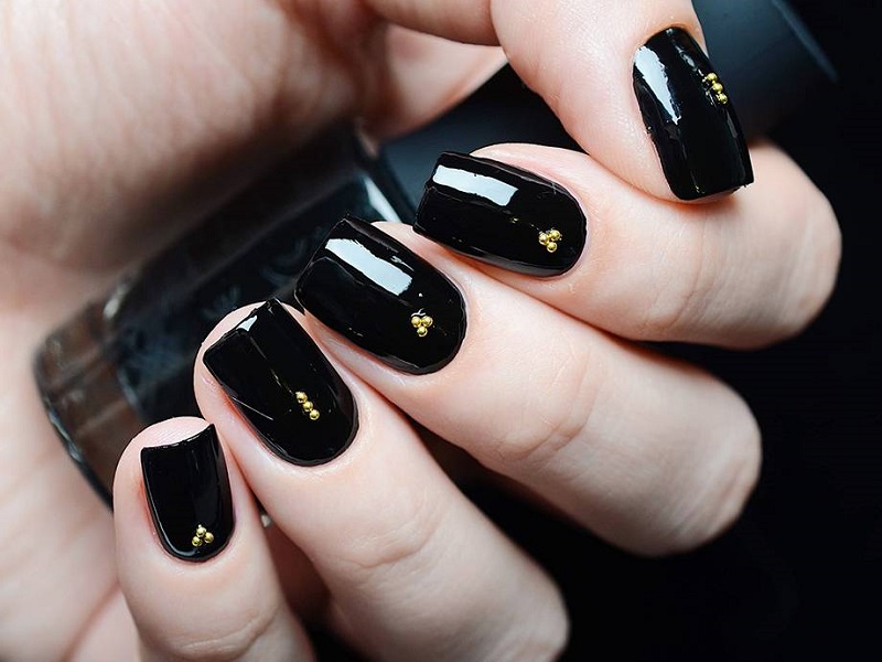 Tips to choose black nail polish - Anxiety Reduction